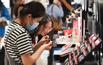 五一假期箱包销售回暖，为消费市场复苏注入强劲动力